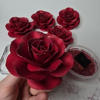 Třpytky všude 😃 Snad se budou nové spony na stromeček líbit 😊 #xmaspaperflower #paperflower #paperdecoration...