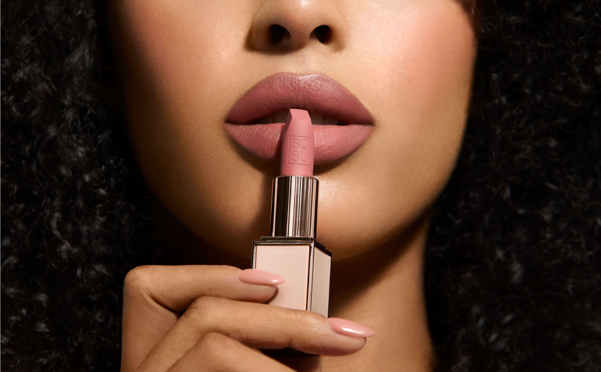 Tajomstvo plných pier: Prečo každý rúž potrebuje svoju kontúrku