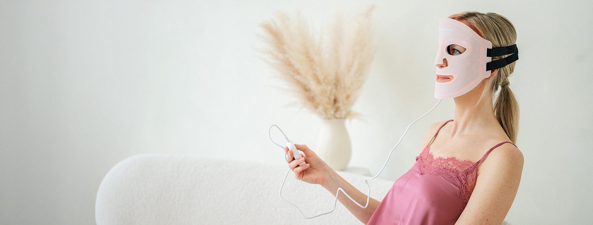 LED maska pro krásnou pleť z pohodlí domova.