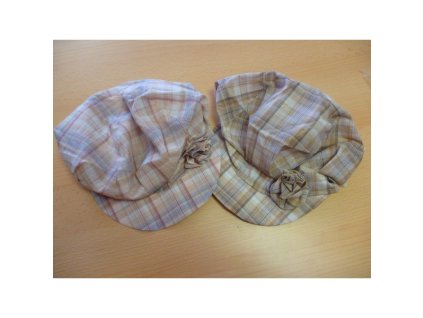 Čiapka, károvaná s kvietkom, ružová