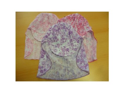 Šatka so šiltom, kvietkovaná fialová