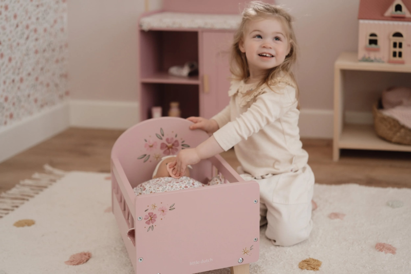 LITTLE DUTCH POSTIEĽKA PRE BÁBIKY DREVENÁ S PERINKOU PINK