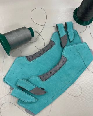 Ze sekací dílny jsme se pomalu přesunuli na dílnu šicí 🧵🪡 Zde dochází k sešití jednotlivých výsekových dílců, které pak...