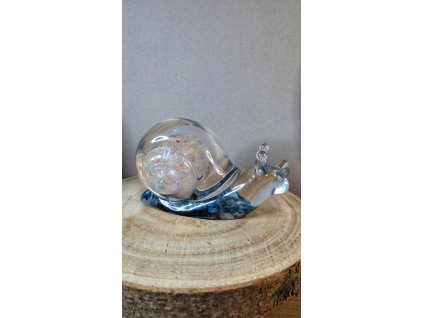 šnek s modrým minerálem