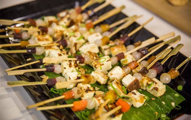 Špízy s halloumi, karamelizovanou mrkví a mandlovým dresinkem