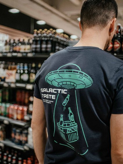 Originalni Pivni tricko Beerwave Galactic Taste Inkoustove seda Foto 01 150 dpi
