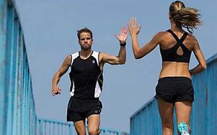 Běžci se zdraví, mění tím běh na týmový sport