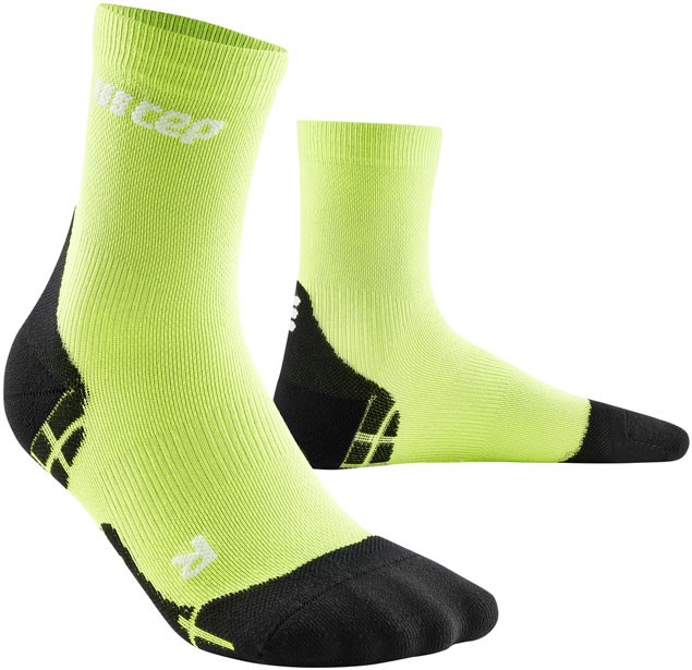 CEP dámské krátké běžecké kompresní ponožky ULTRALIGHT - flash green / black II (Vel. chodidla 34-37)