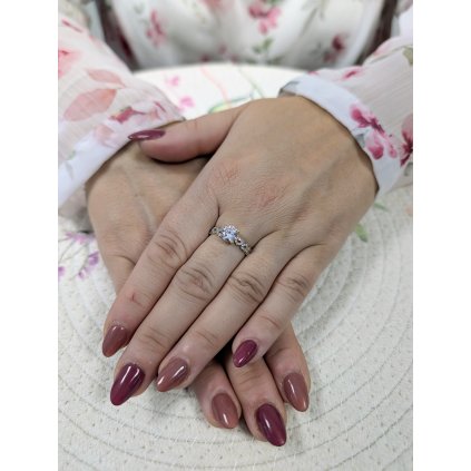 Zlatý dámský prsten s centrálním kamenem a zdobenými srdci se zirkony