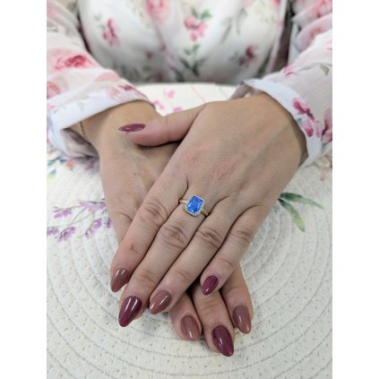 Zlatý dámský prsten s modrým kamenem zdobeným zirkony