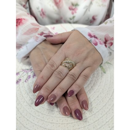 Zlatý dámský prsten s gravírováním foukaný