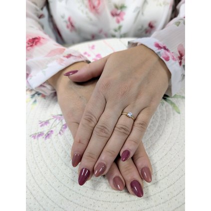 Zlatý dámský prsten s centrálním kamenem a ozdobeným vzorem nekonečno