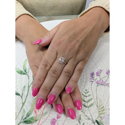 Zlatý dámský prsten Princess s růžovým centrálním kamenem a zdobením