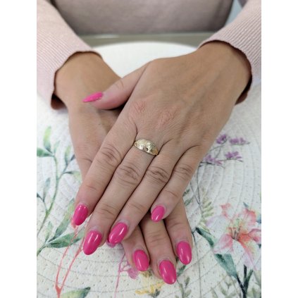 Zlatý dámský prsten s gravírovanými lístky