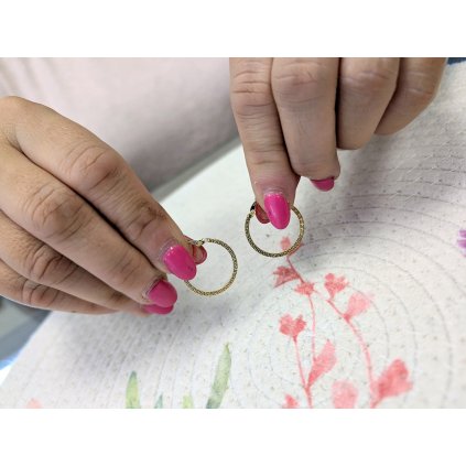 Zlaté kruhy s řeckým vzorem (Ryzost 14kt (585/1000), Váha 1,35 g)