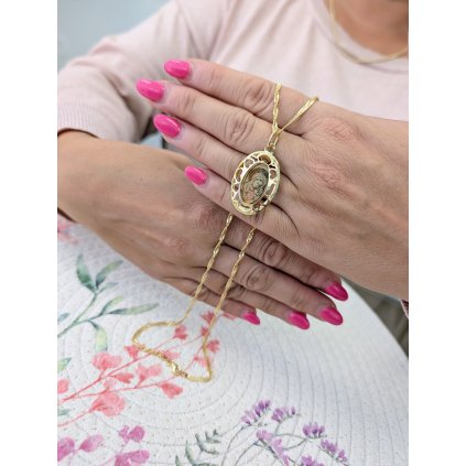 Zlatý řetízek s oválným přívěskem Madonka