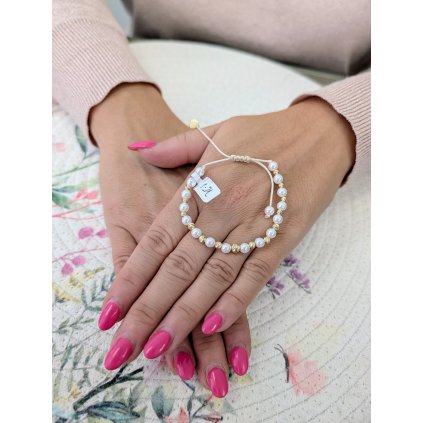 Stahovací náramek se zlatými kuličkami a bílými korálky