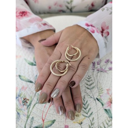 Zlaté elegantní dvojité kruhy