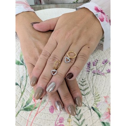 Zlaté kruhové náušnice se srdíčky (Ryzost 14kt (585/1000), Váha 1,50 g)