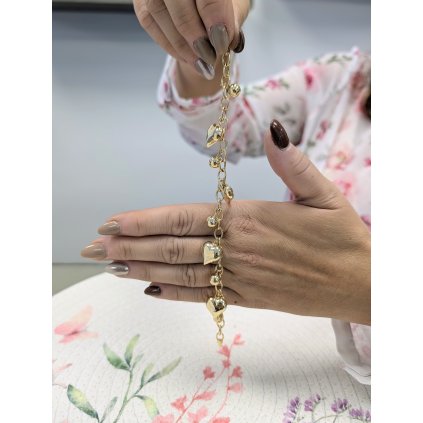 Zlatý náramek se srdíčky a kuličkami