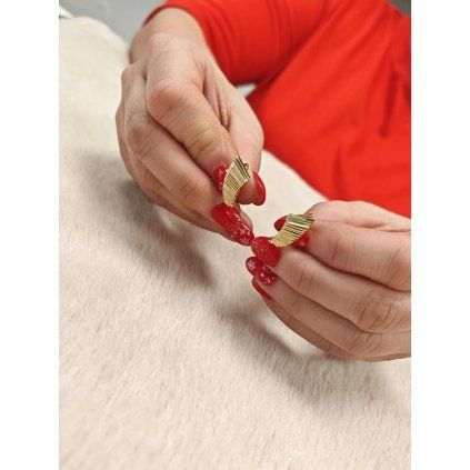 Zlaté náušnice s gravírováním