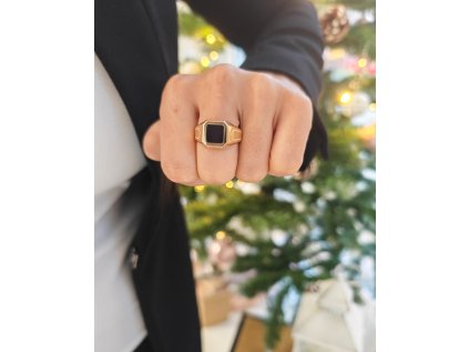 zlatý prsten s černým kamenem