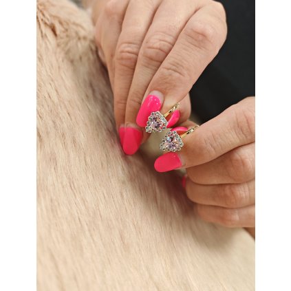 Zlaté dámské náušnice s centrálním růžovým srdcem (Ryzost 14kt (585/1000), Váha 4,62 g)