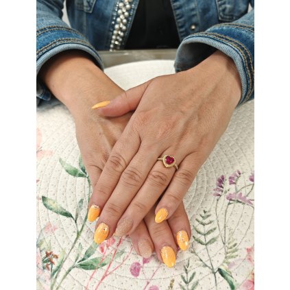 Zlatý prsten s centrálním červeným srdcem (Ryzost 14kt (585/1000), Velikost prstenu 60, Váha 2,44 g)