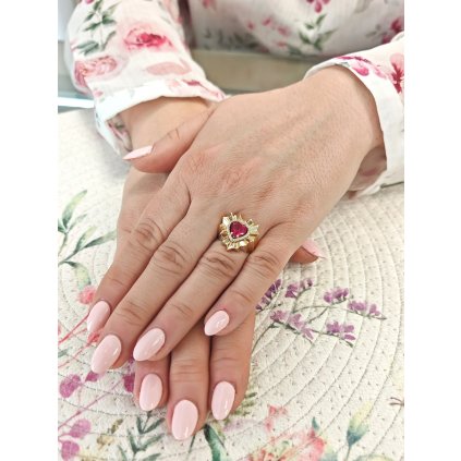 Zlatý dámský prsten s centrálním rudým srdcem (Ryzost 14kt (585/1000), Velikost prstenu 56, Váha 3,99 g)