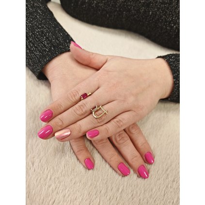 Zlaté náušnice s červeným kamenem zdobené srdci