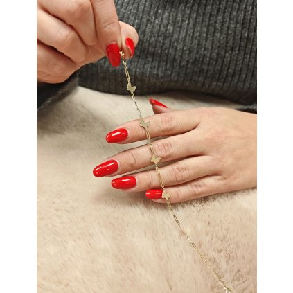 Zlatý náramek zdobený motýlky