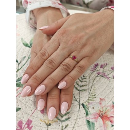 Zlatý dámský prsten s centrálním rudým srdcem (Ryzost 14kt (585/1000), Velikost prstenu 52, Váha 1,71 g)