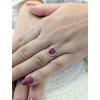 Zlatý dámský prsten s purpurovým zdobením