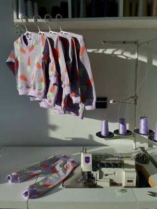 Tahle látka byla láska na první pohled 🥕 Pár kousků, každá velikost jen 1× a tím to končí. Nic dalšího už z ní nebude –...