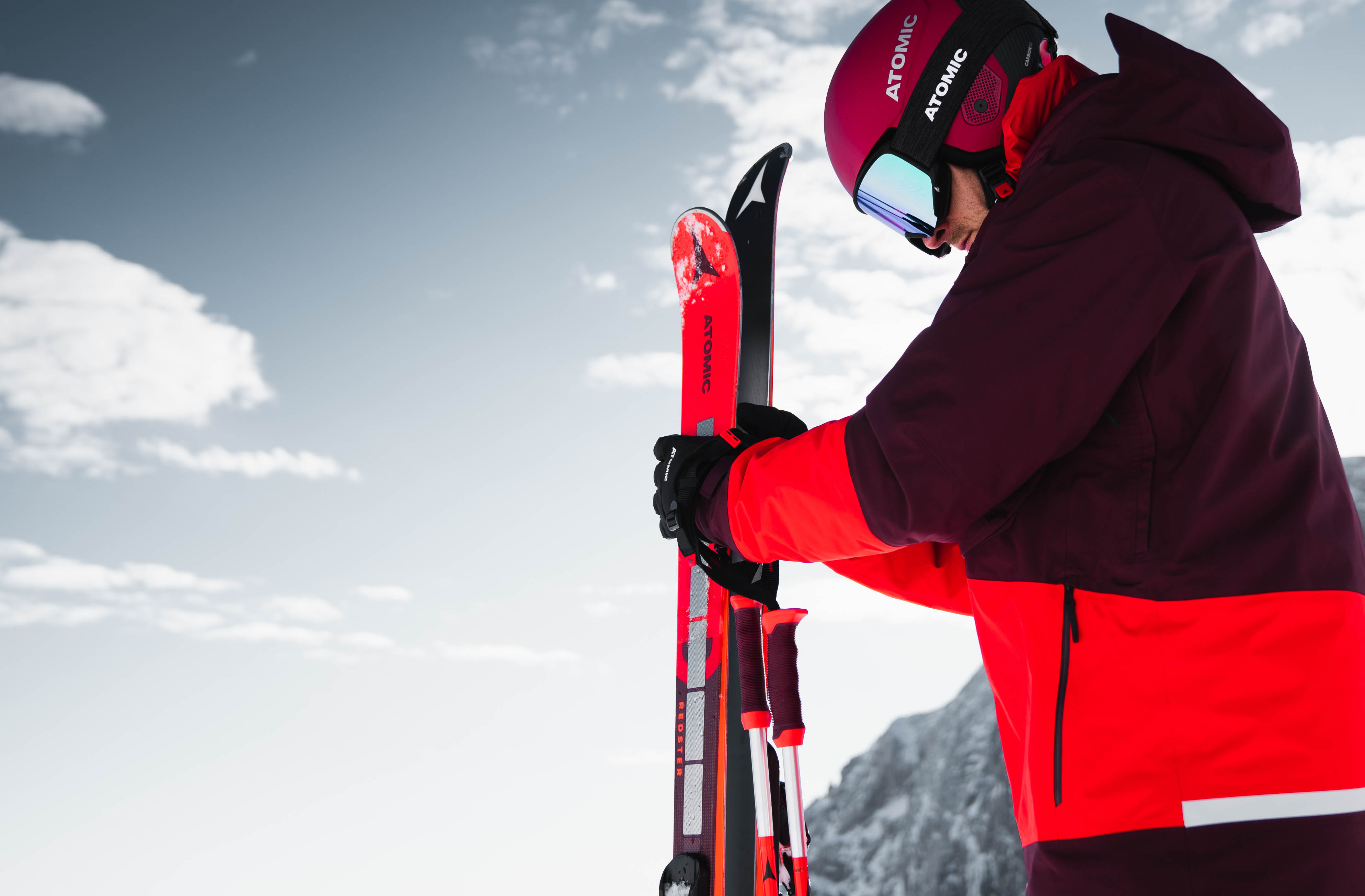 lyžiar-ide-na-zjazdovku