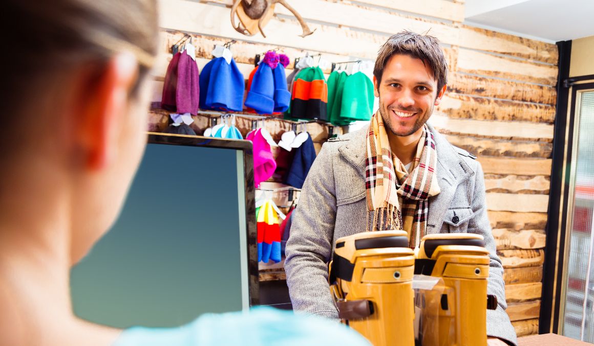 muž-si-vyberá-lyžiarsku-výbavu-v-sportovom-obchode