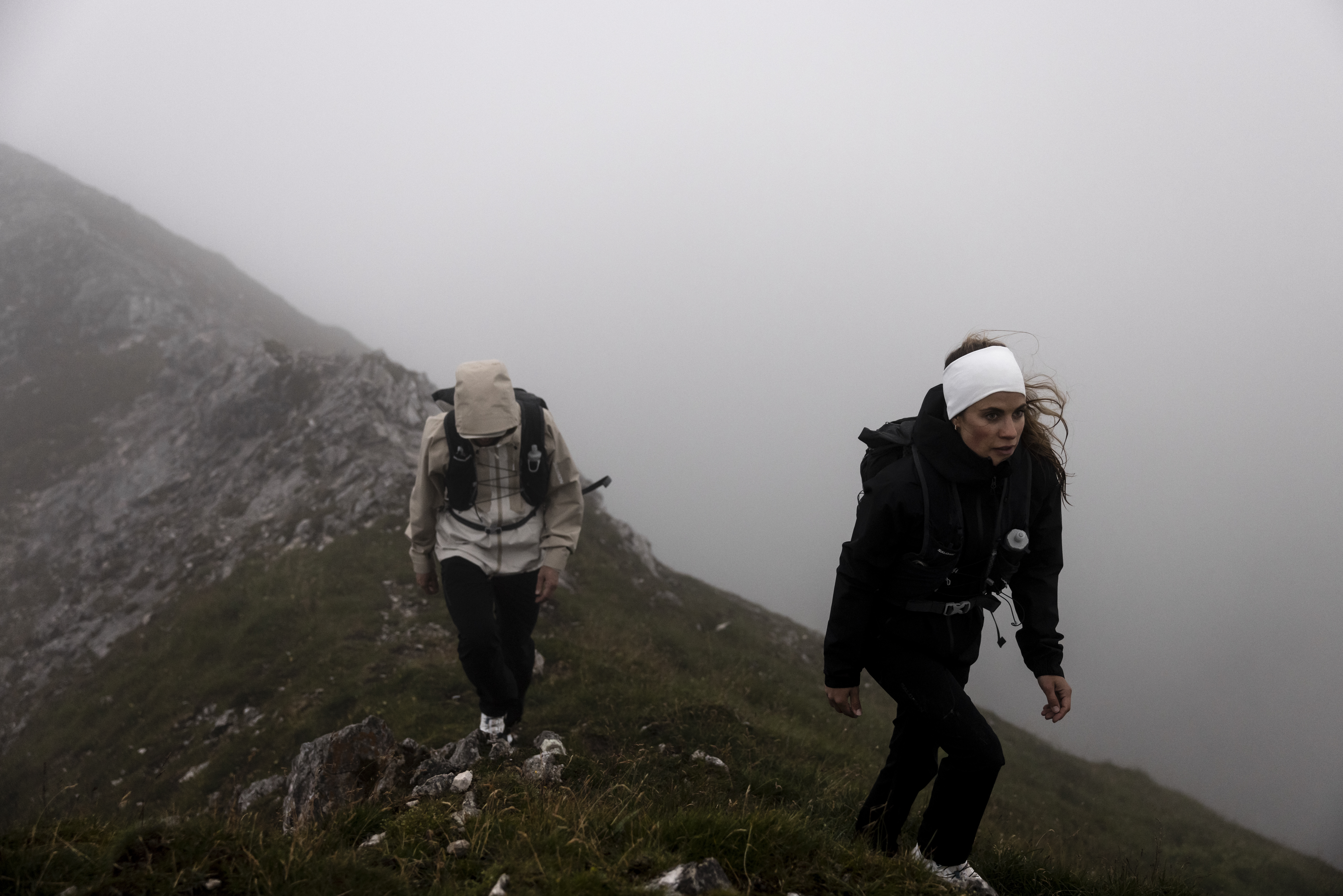 ženy-turistikuju-v-horách