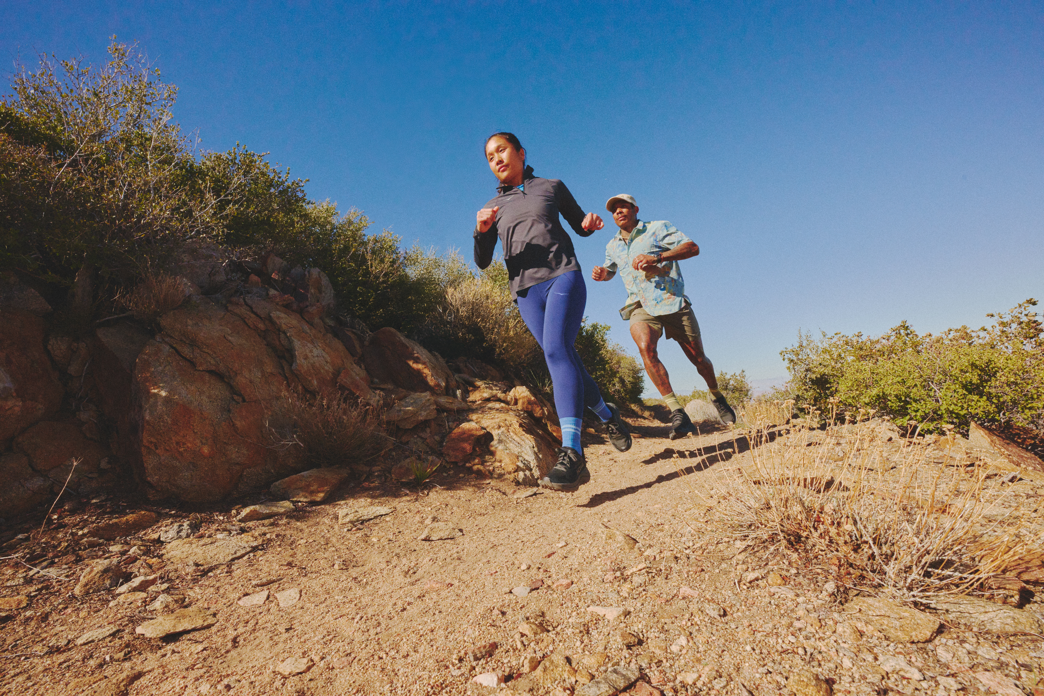 muž-so-ženou-bežiaci-po-ceste