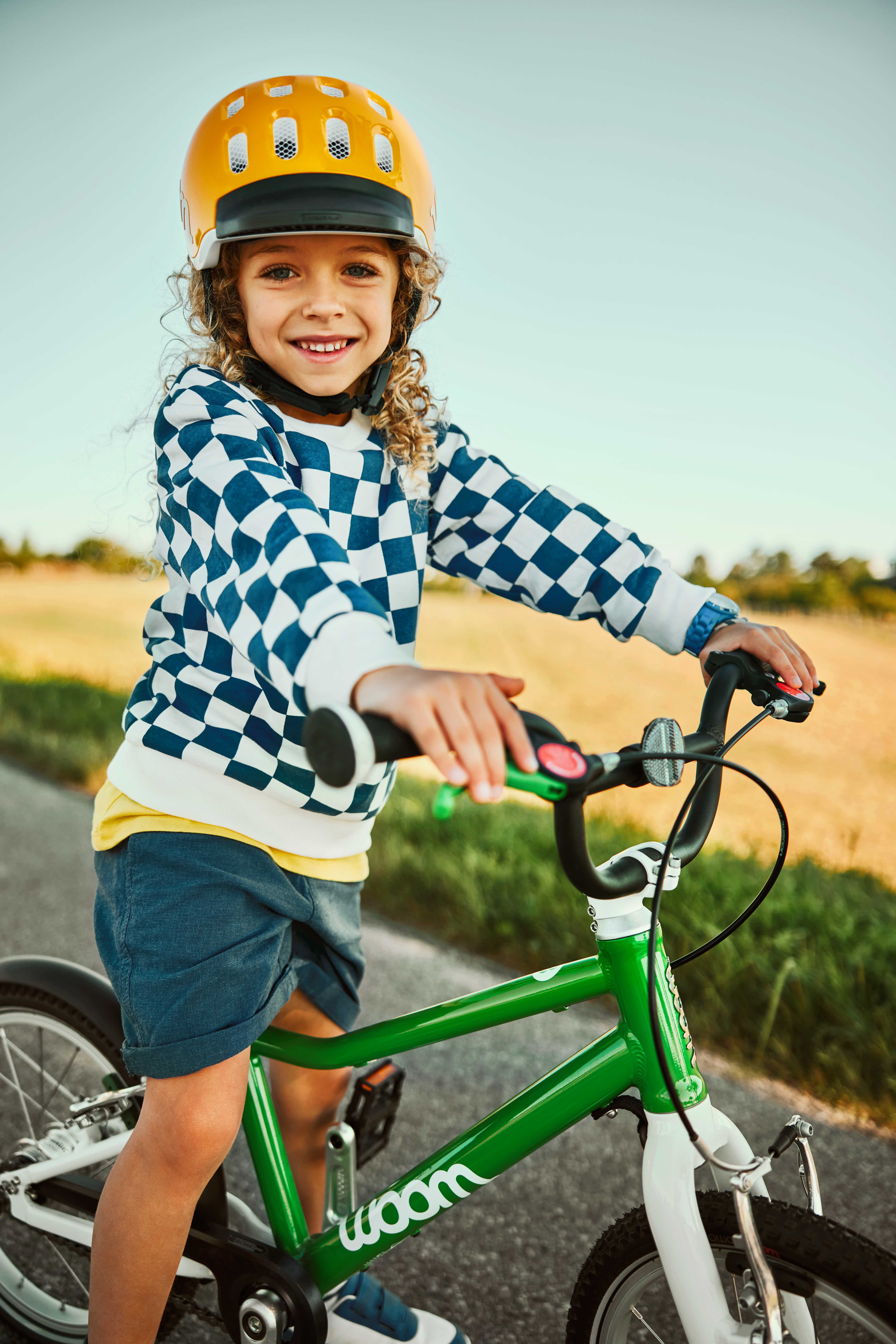 dievcatko-smeje-sa-na-bicykli-woom