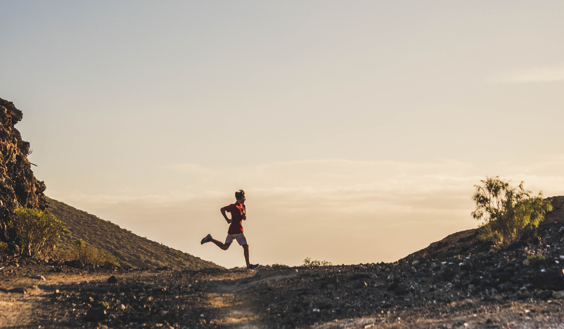 muž-běžící-po-hřebenech