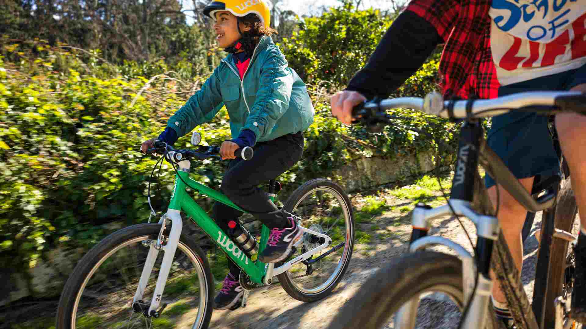 velky-chlapec-na-zelenom-bycikli-woom