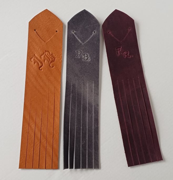 Zdravím v novém roce milí přátelé! Konečně se dostávám k fotkám, a jdu vám ukázat další typ záložek do knížek. Jsou spíš...