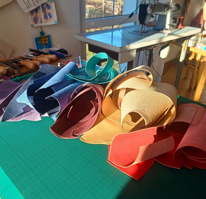 Taky už vám tak chybí sluníčko? Na fotce mám připravené, do tak akorát tenka vyštípané kůže. Budou z nich záložky a...