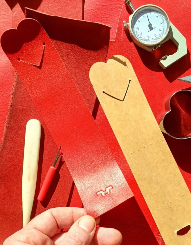 Takhle vzniká další knižní záložka Heartbook, tentokrát zůstala v rodině. Obdarovaná je sestra babičky mé dcery ⚘️ Tady na...