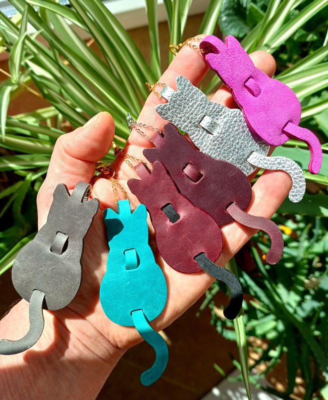 ...Slunce uz je zase schované, tak Vám ho posílám na fotce ☀️... Krásný den přátelé, přívěsky Cattie, které jsem vyráběla...