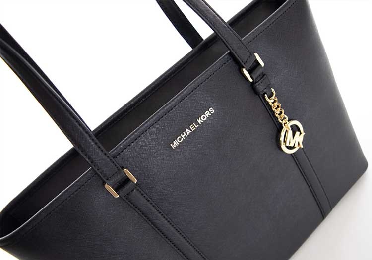 Kabelka Michael Kors pod stromčekom zaručene poteší