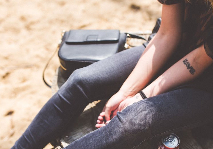 Crossbody kabelky alebo kabelky cez rameno - viete ich správne nosiť?