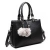 16958 1 kabelka presivana s pom pom priveskom cierna