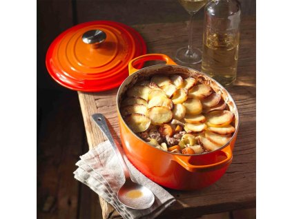 19953 le creuset velky liatinovy hrniec ovalny 14 8 l ceresnova cervena pre 15 osob
