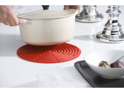 25110 1 le creuset silikonova podlozka pod hrniec cervena